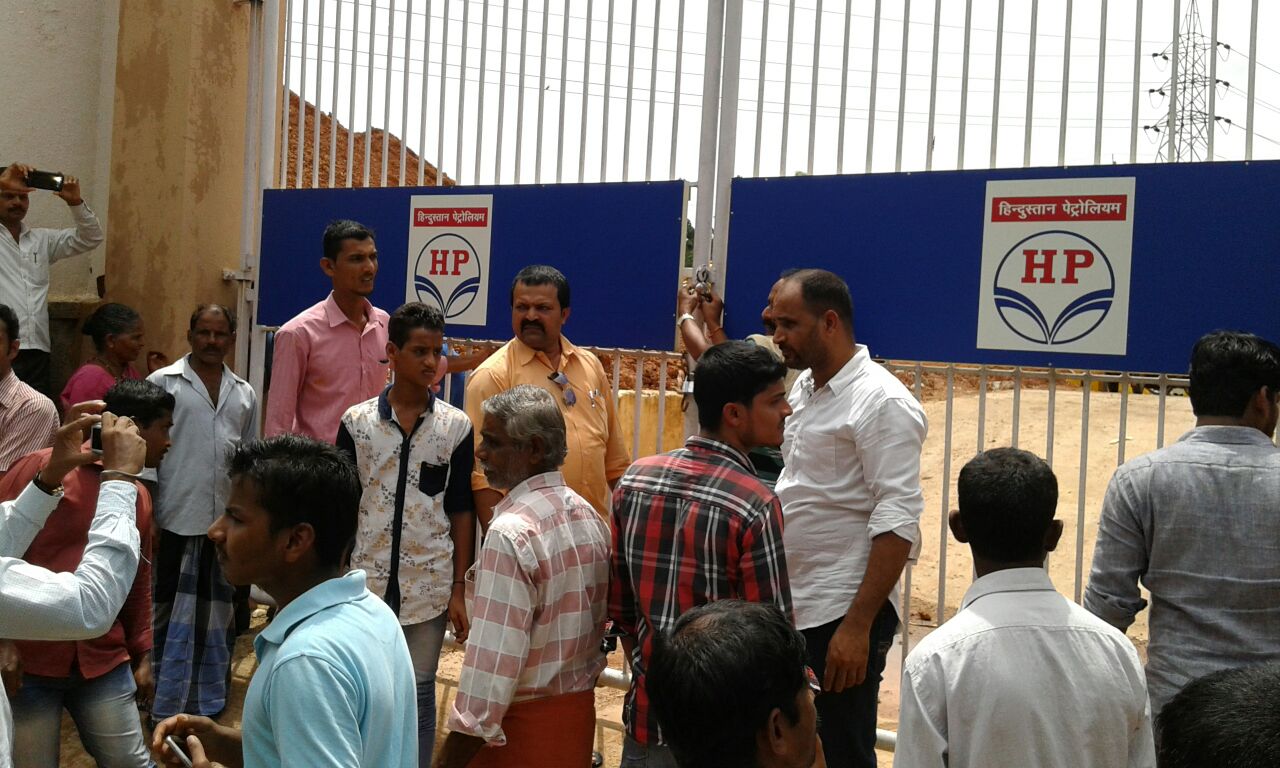 ರಸ್ತೆ ದುರಸ್ತಿಗೆ ಆಗ್ರಹಿಸಿ ಹೆಚ್.ಪಿ.ಸಿ.ಎಲ್ ಪಂಪ್ ಹೌಸ್ ಗೆ ಬೀಗ